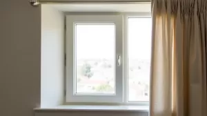 Jaki karnisz na okno balkonowe