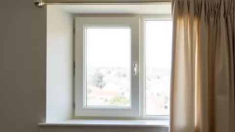 Jaki karnisz na okno balkonowe